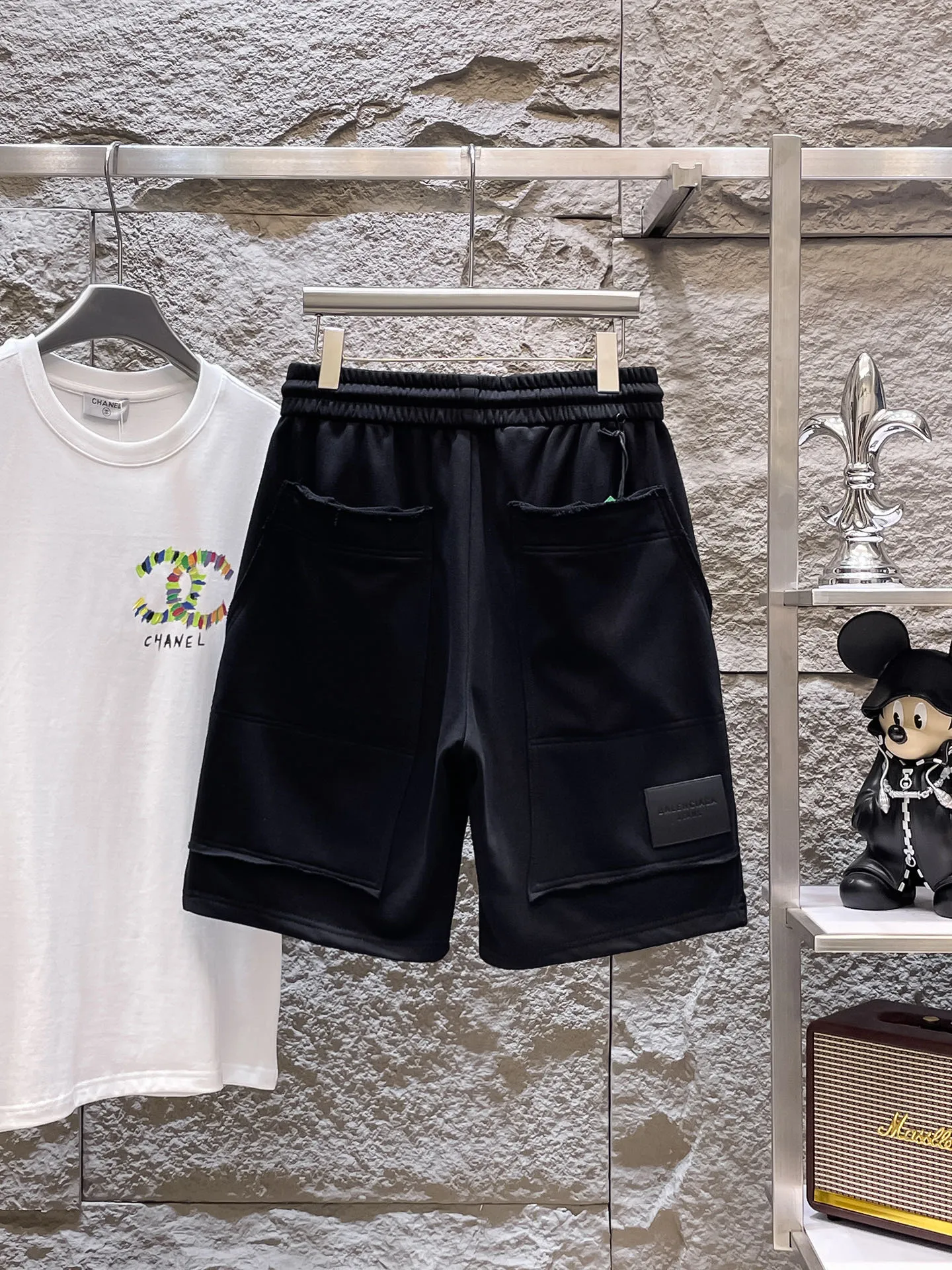 Balenciaga's three-standard complete 2026 summer New Arrival men's casual shorts, advanced custom-made Breathable fabric, Breathable fabric, extremely stretchy and comfortable, impeccable details, top-grade accessories, original logo design concept, delicate and soft feel! The upper body fit is awesome! Size: M-XXXL Please state your height and weight when ordering